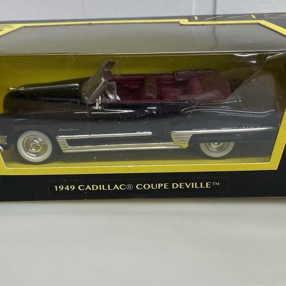 1949 Cadillac Coupe DeVille Convertible Black 1:43 Diecast Car by Road Signature - Picture 2 of 7